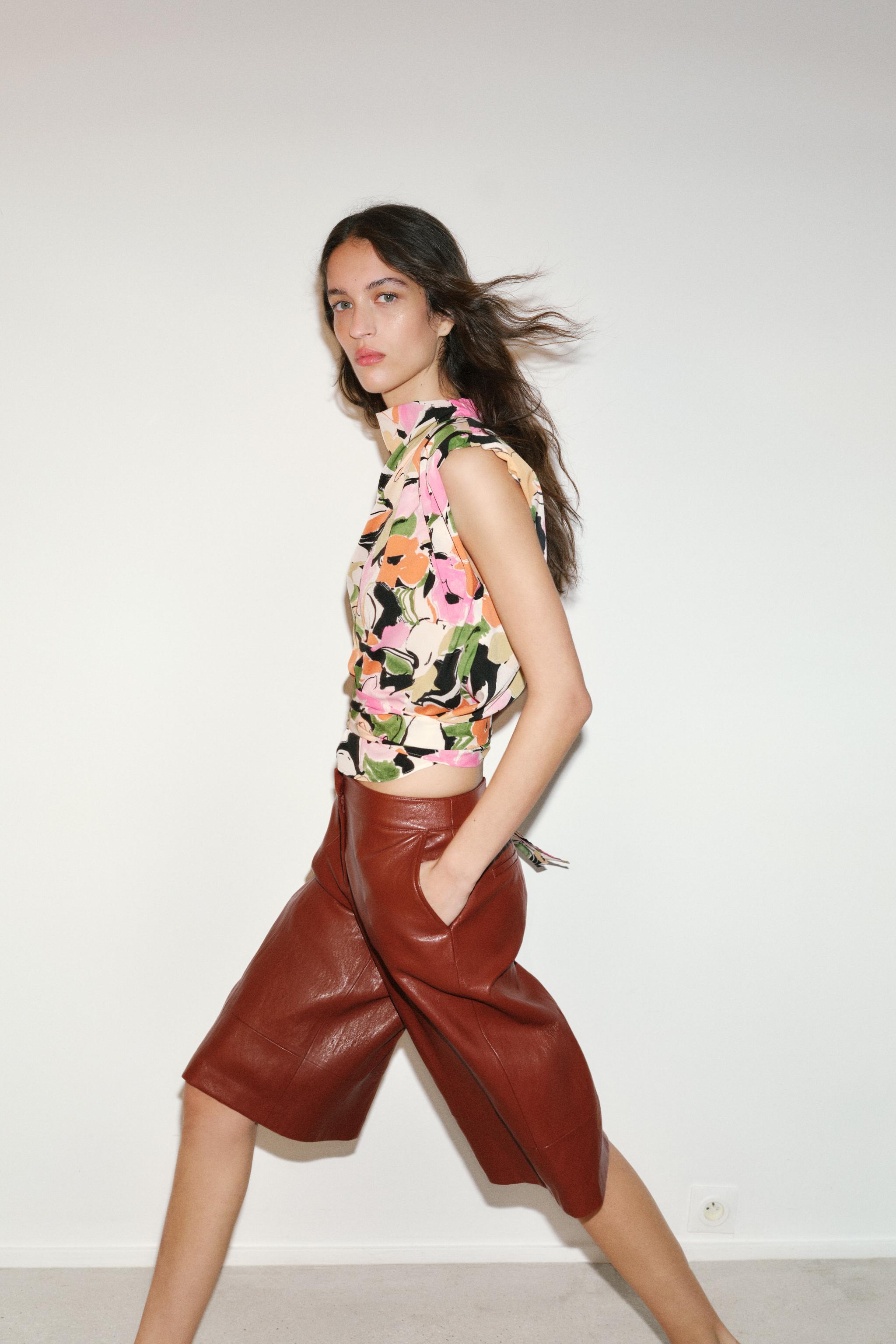 TOP IMPRIMÉ FLEURI À ÉPAULETTES ET CEINTURE